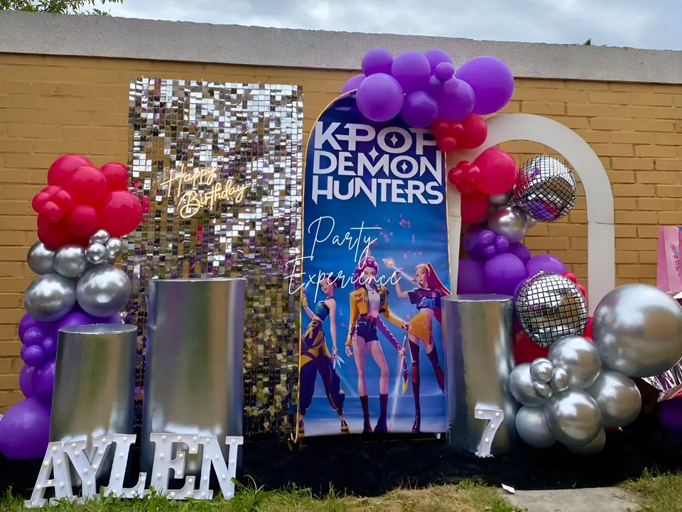 Cumpleaños K-Pop Demon Hunters con panel de lentejuelas